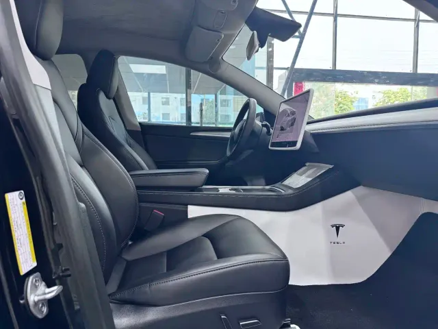 Tesla Model Y — Фото автомобиля 9