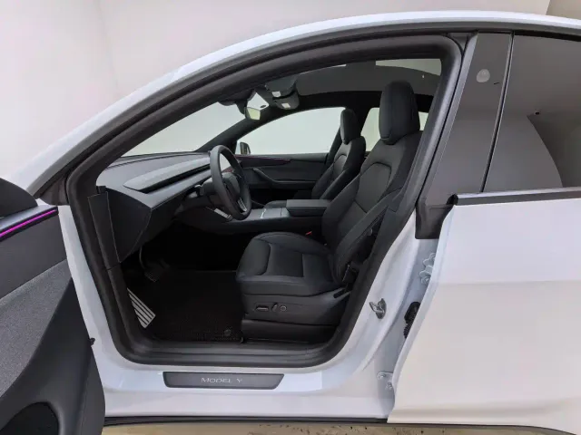 Tesla Model Y — Фото автомобиля 9