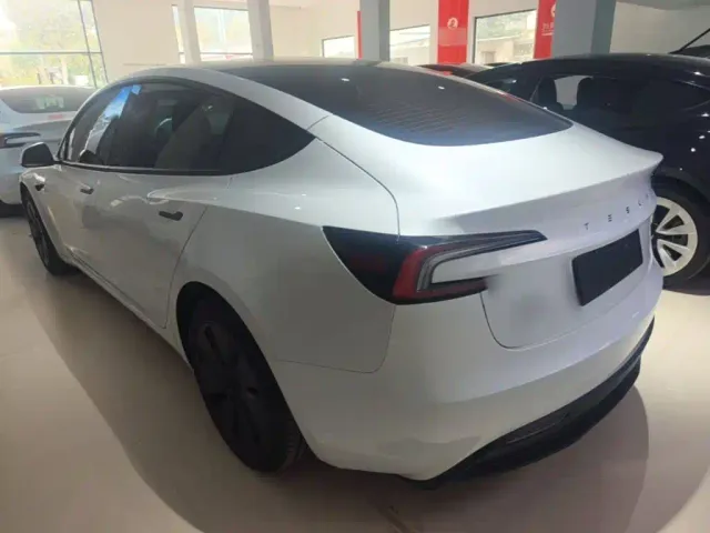 Tesla Model 3 — Фото автомобиля 4