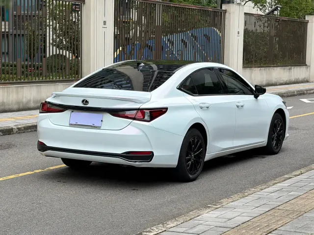 Lexus ES — Фото автомобиля 9