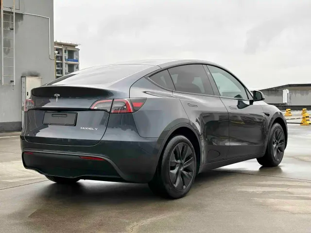 Tesla Model Y — Фото автомобиля 5