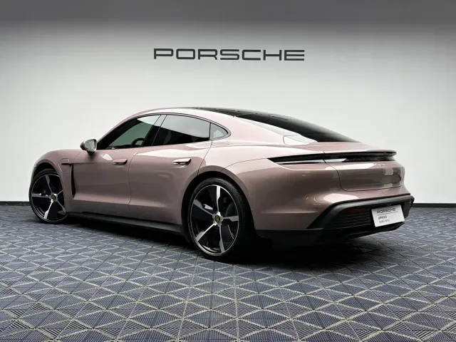 Porsche Taycan — Фото автомобиля 9