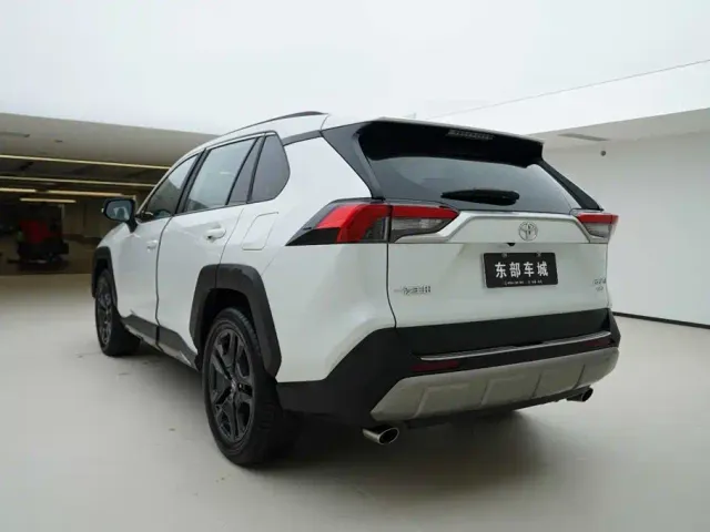 Toyota RAV4 — Фото автомобиля 4