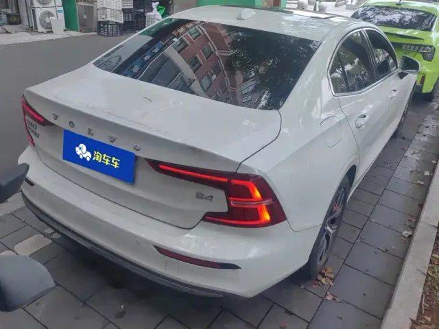 Volvo S60 — Фото автомобиля 3