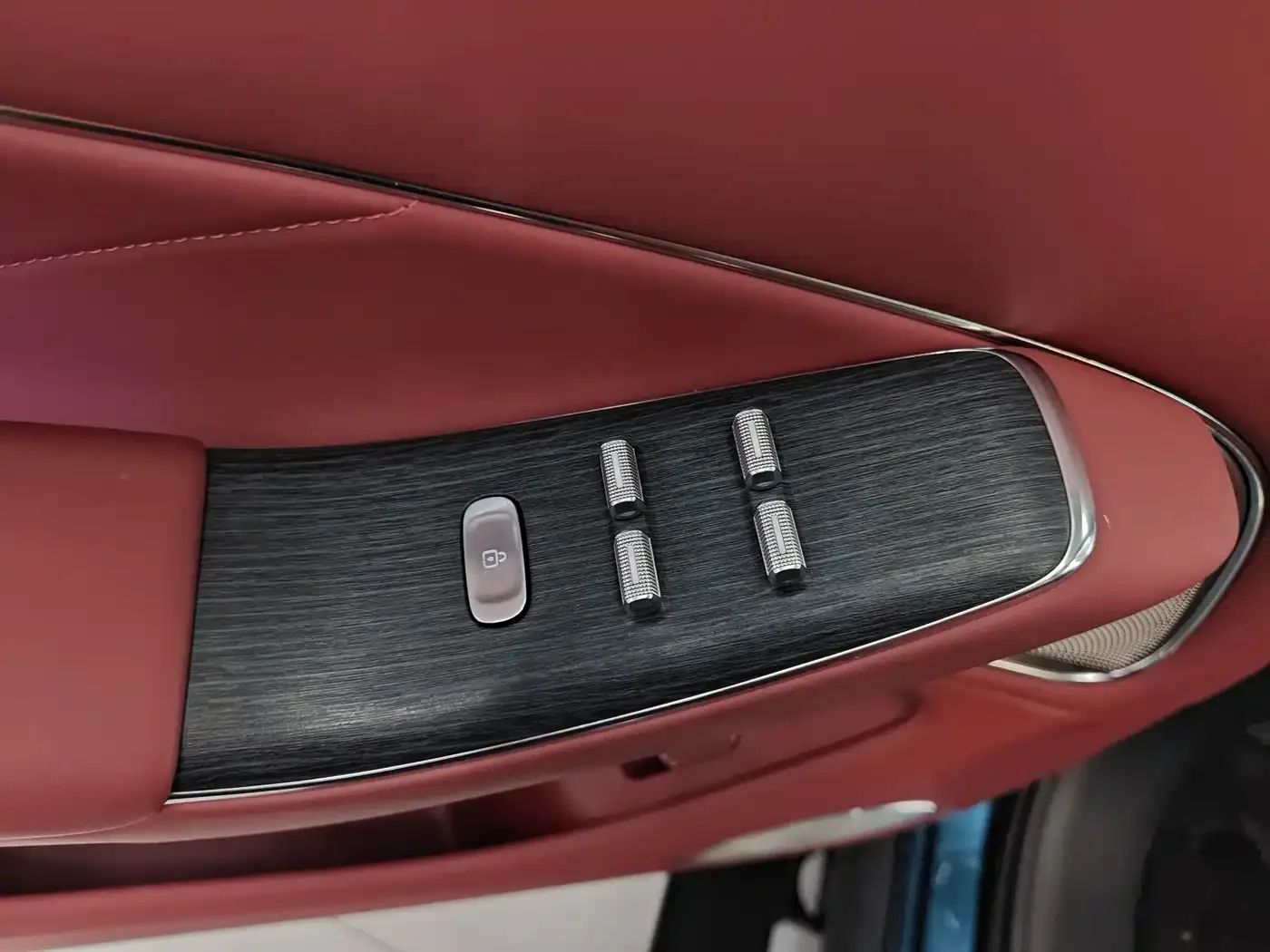 AITO Wenjie AITO M8 2025 Model Extended Range Ultra Edition 53.4kWh 5-Seater — Фото автомобиля 18