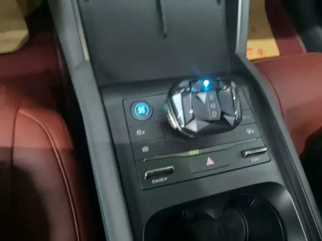 BYD Qin L — Фото автомобиля 9