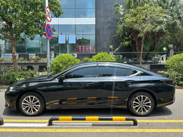 Lexus ES — Фото автомобиля 4