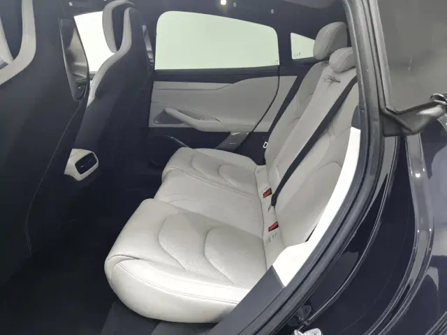 Xiaomi SU7 — Фото автомобиля 16