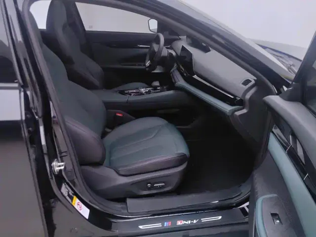 Changan Changan UNI-V iDD 2024 Blue Whale Smart iDD 136km Smart Cool — Фото автомобиля 8