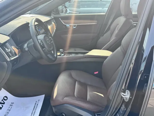 Volvo S90 — Фото автомобиля 10