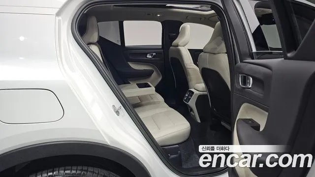 Вольво XC40 — Фото автомобиля 10