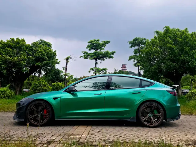 Tesla Model 3 — Фото автомобиля 10