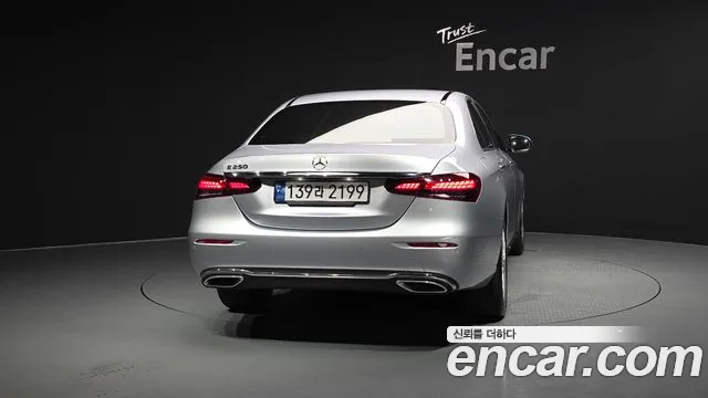 Mercedes-Benz E-Class — Фото автомобиля 4