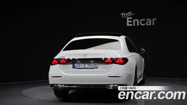 Mercedes-Benz E-Class — Фото автомобиля 2