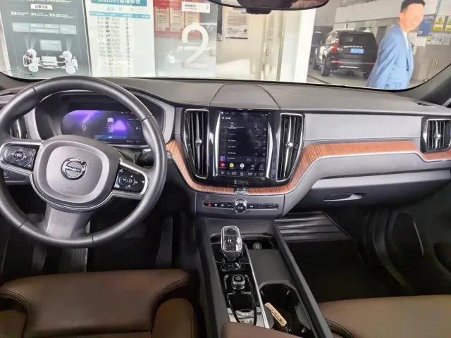 Volvo XC60 — Фото автомобиля 2