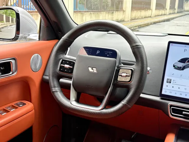 Li Auto L8 — Фото автомобиля 10