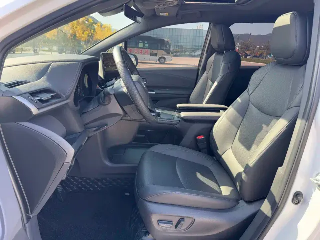 Toyota Sienna — Фото автомобиля 6