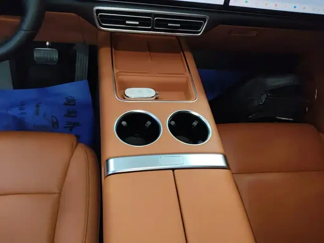 Li Auto L8 — Фото автомобиля 13