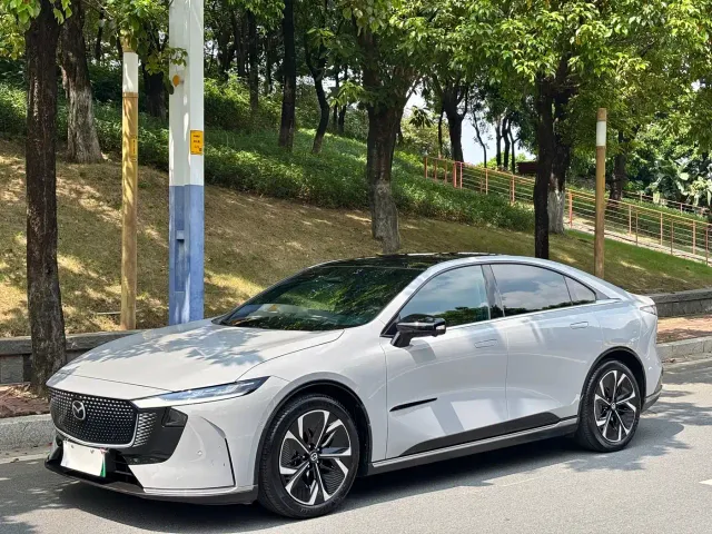 Фотография автомобиля — Mazda EZ-6