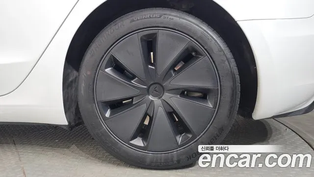 Tesla Model 3 — Фото автомобиля 6