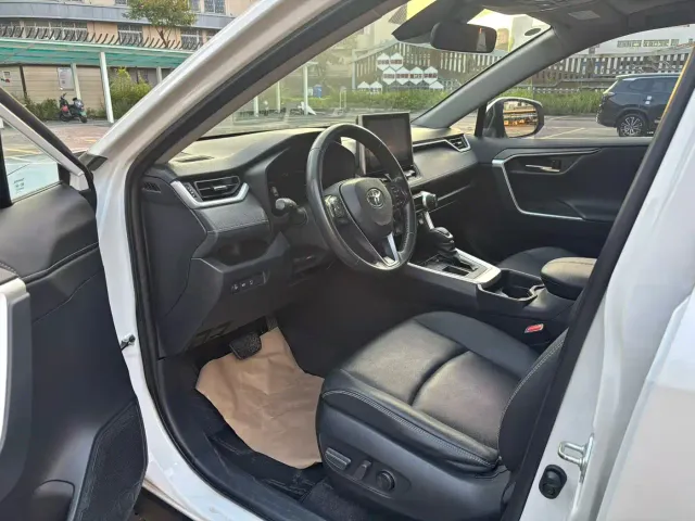 Toyota RAV4 — Фото автомобиля 4