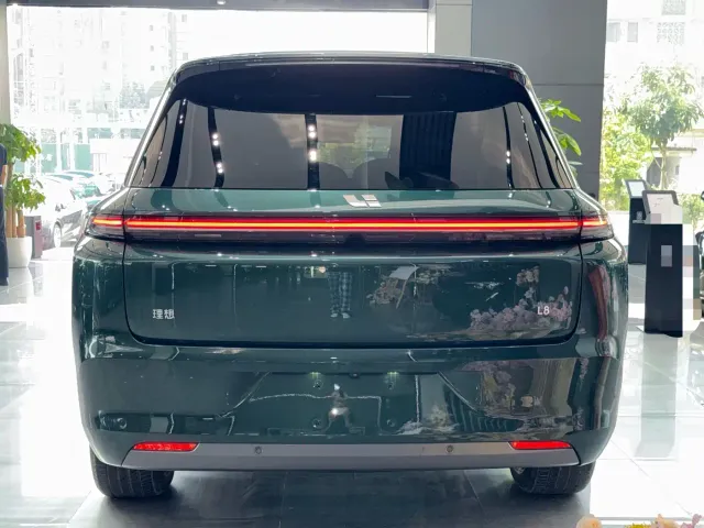 Li Auto L8 — Фото автомобиля 9