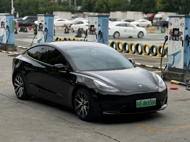 Tesla Model 3 — Фото автомобиля 3