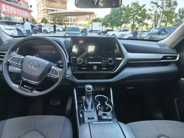 Toyota Highlander — Фото автомобиля 8
