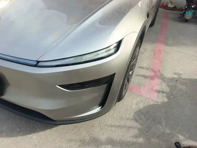 Tesla Model Y L — Фото автомобиля 23