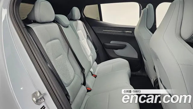 Volvo EX30 — Фото автомобиля 11