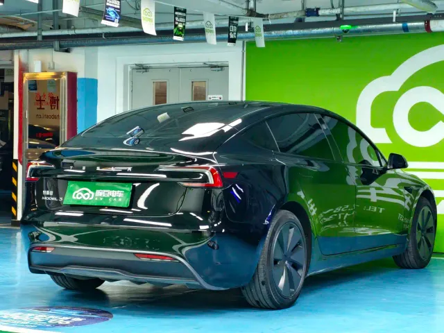Tesla Model 3 — Фото автомобиля 18