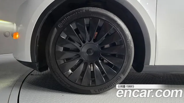 Tesla Model Y — Фото автомобиля 5
