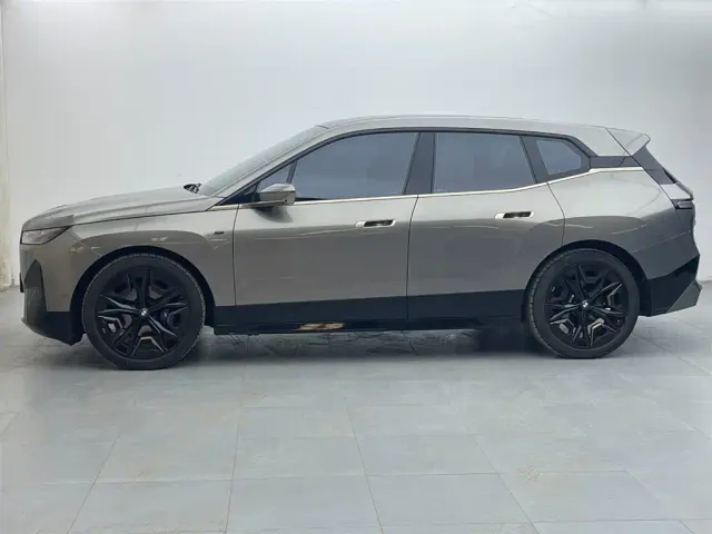 BMW iX M60 — Фото автомобиля 3
