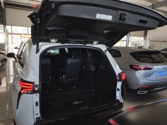 Toyota Sienna — Фото автомобиля 18
