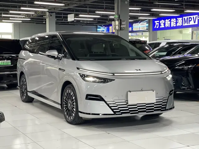 Xpeng X9 — Фото автомобиля 3