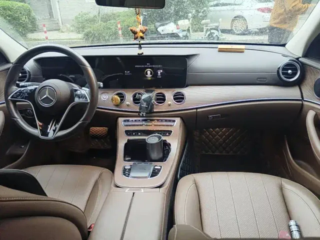 Mercedes-Benz E-Class — Фото автомобиля 12