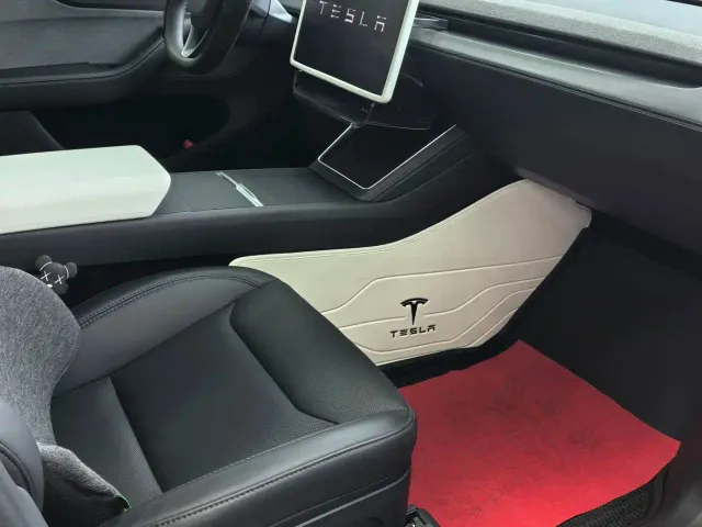 Tesla Model Y — Фото автомобиля 14