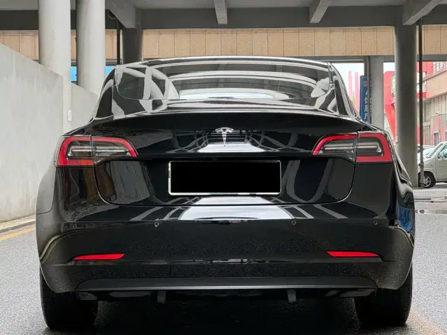 Tesla Model 3 — Фото автомобиля 4