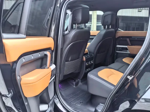 Land Rover Defender — Фото автомобиля 12