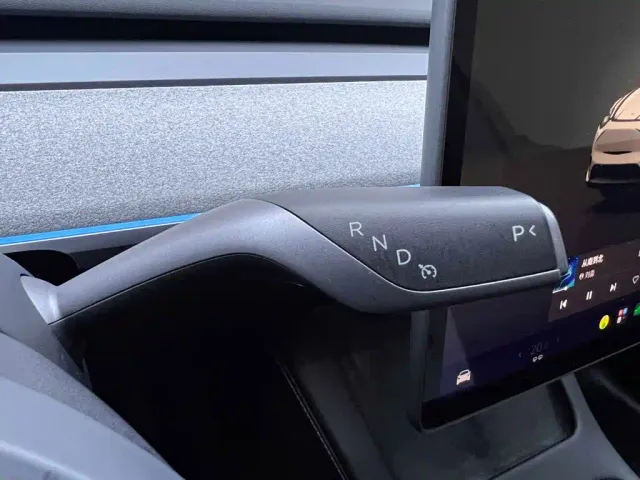 Tesla Model Y — Фото автомобиля 21