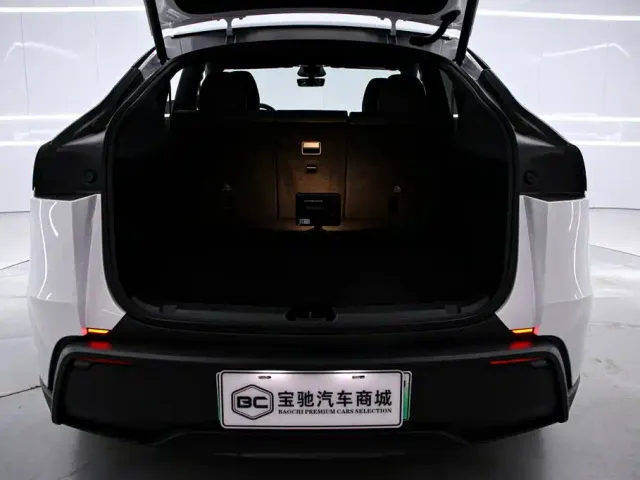 Tesla Model Y — Фото автомобиля 16