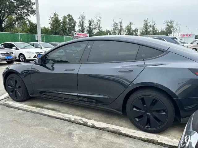 Tesla Model 3 — Фото автомобиля 14