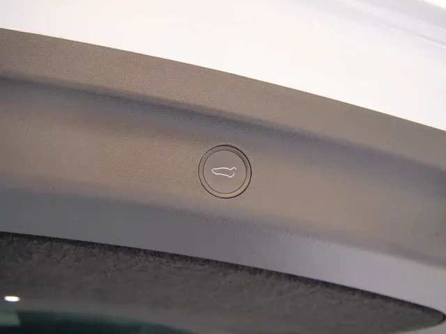 Tesla Model Y — Фото автомобиля 16