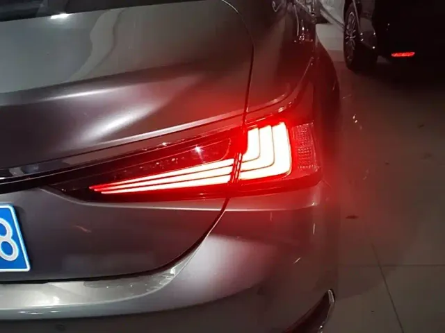 Lexus ES — Фото автомобиля 7