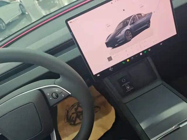 Tesla Model 3 — Фото автомобиля 13