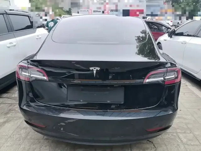 Tesla Model 3 — Фото автомобиля 5