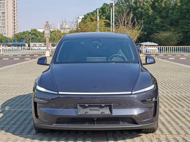Tesla Model Y L — Фото автомобиля 4
