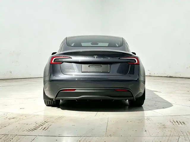 Tesla Model 3 — Фото автомобиля 9