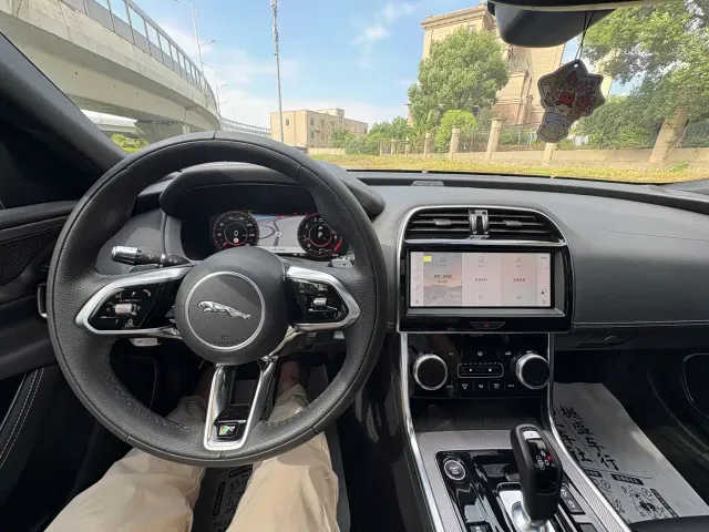 Jaguar XEL — Фото автомобиля 12