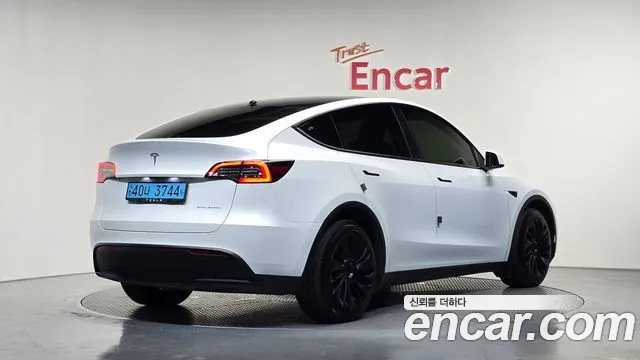 Tesla Model Y — Фото автомобиля 2